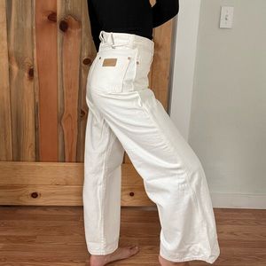 WRANGLER WORLDWIDE WHITE HIGH RISE WIDE LEG 661 27/28. The perfect white jean.